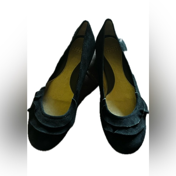 Woman’s suede black shoes ruffle size 6 - Picture 2 of 10
